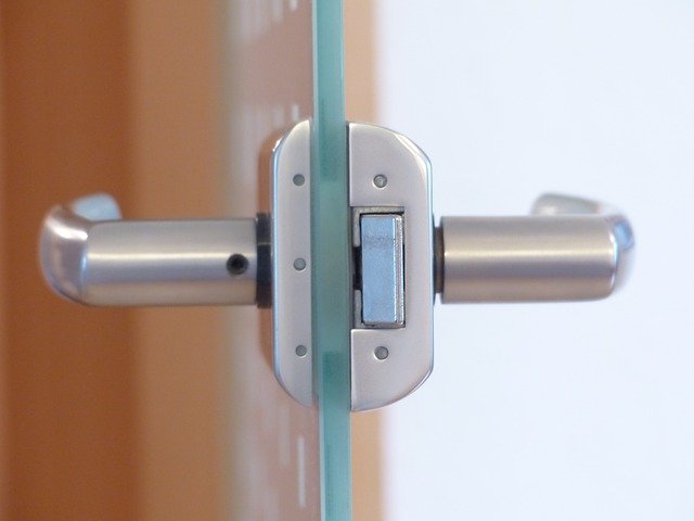 Sklenené dvere s kľučkou
