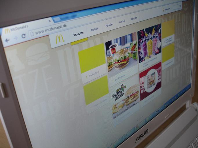 Monitor, počítač, webová stránka McDonaldu.jpg